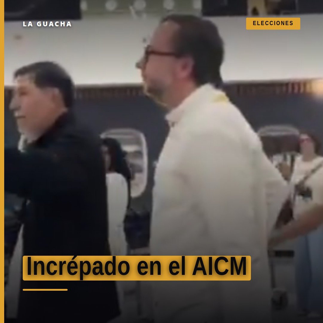 Senador Gerardo Fernández Noroña caminando con maleta en la terminal 2 del AICM mientras es increpado por personas que le
