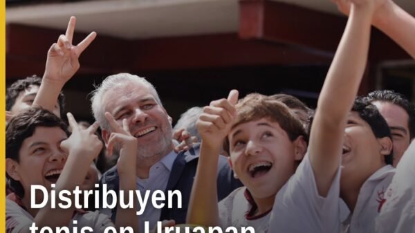 Gobernador Alfredo Ramírez Bedolla entrega pares de tenis a estudiantes de la Secundaria Técnica 30 en Uruapan, como parte