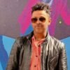 Kalimba melissa galindo: escena judicial simbólica con documentos y balanza