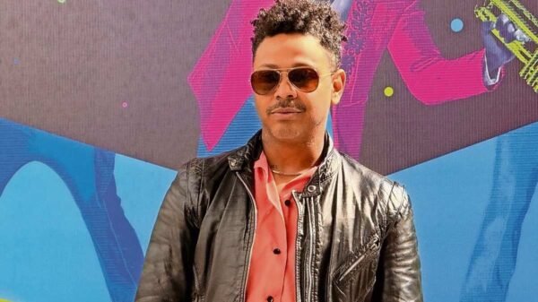 Kalimba melissa galindo: escena judicial simbólica con documentos y balanza