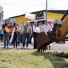 Línea de agua potable en construcción en Ario de Rosales, Michoacán, con maquinaria y personal trabajando en el sitio