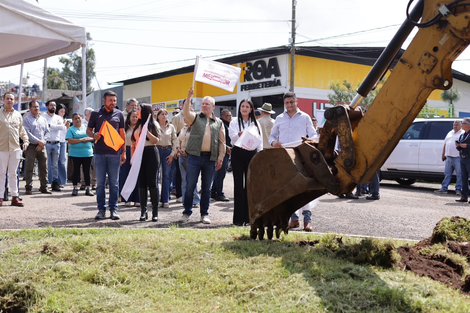Línea de agua potable en construcción en Ario de Rosales, Michoacán, con maquinaria y personal trabajando en el sitio