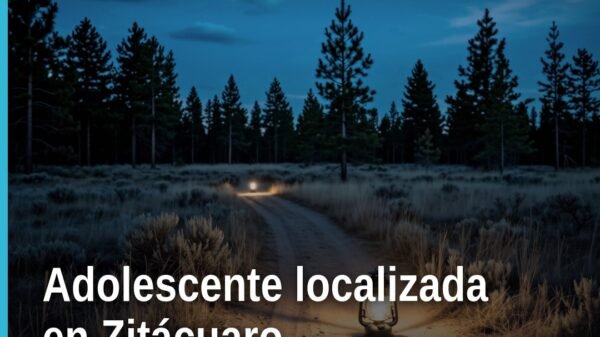 Adolescente localizada zitácuaro: joven de 15 años junto a su madre frente a instalaciones de la Fiscalía Regional de