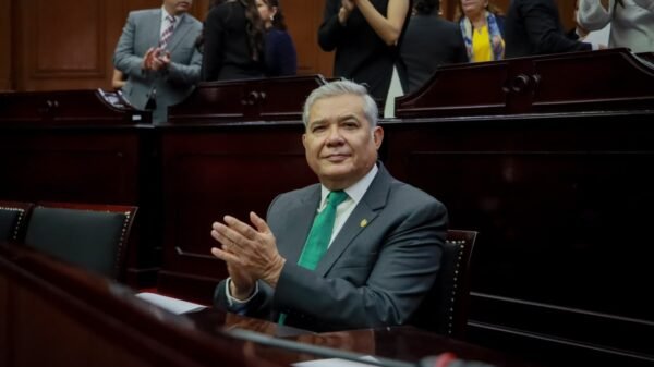 Magaña de la Mora hablando ante el pleno del Congreso del Estado en Morelia durante su Segundo Informe Legislativo