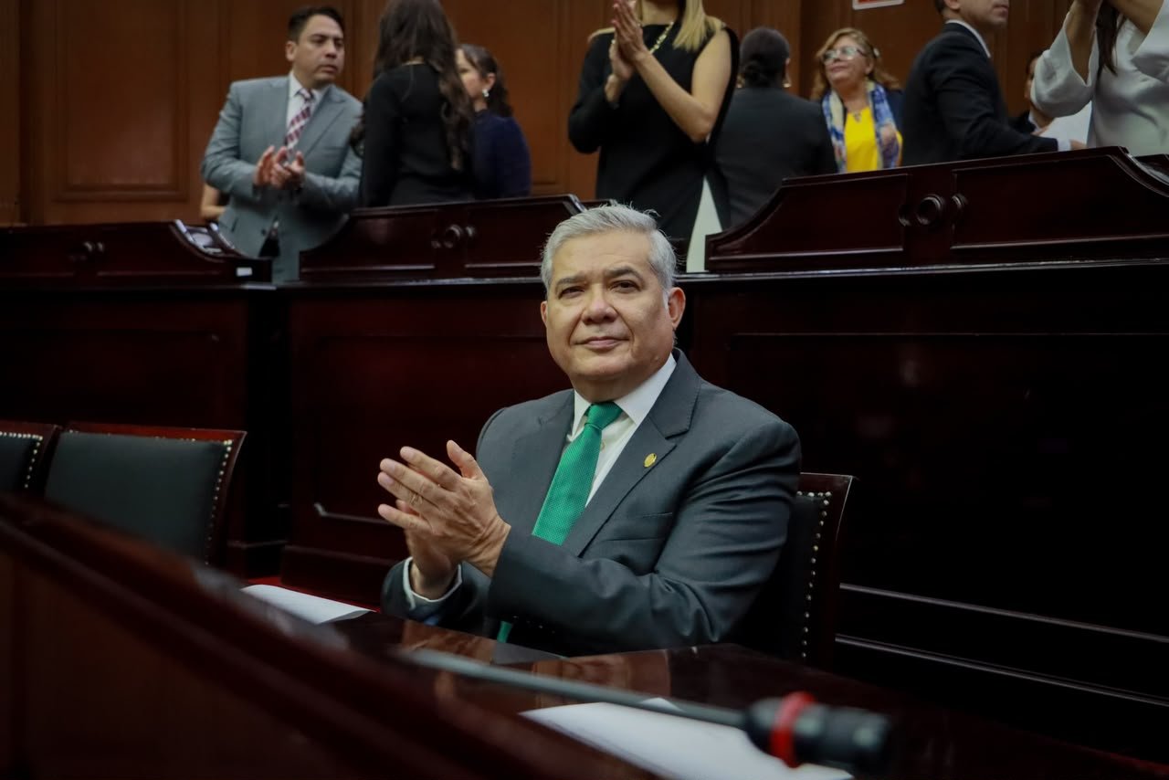 Magaña de la Mora hablando ante el pleno del Congreso del Estado en Morelia durante su Segundo Informe Legislativo