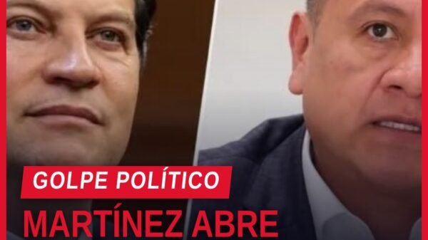 Fotografía de Alfonso Martínez Alcázar y Carlos Torres Piña en un evento político en Morelia, Michoacán, relacionada con la