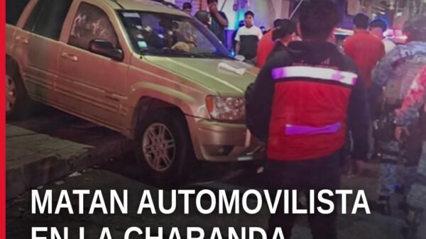 Vista exterior del mercado La Charanda en Uruapan, con acordonamiento policial y una camioneta Jeep Grand Cherokee con