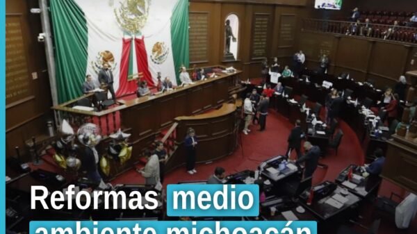 Fachada del Congreso del Estado de Michoacán en Morelia, con bandera estatal y letrero que indica 'medio ambiente michoacán'