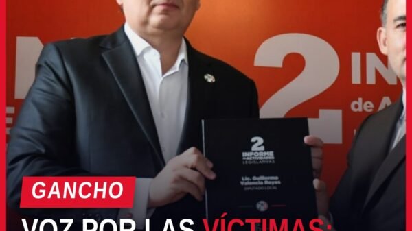 Memo Valencia hablando frente al pleno del Congreso del Estado de Michoacán durante su Segundo Informe Actividades