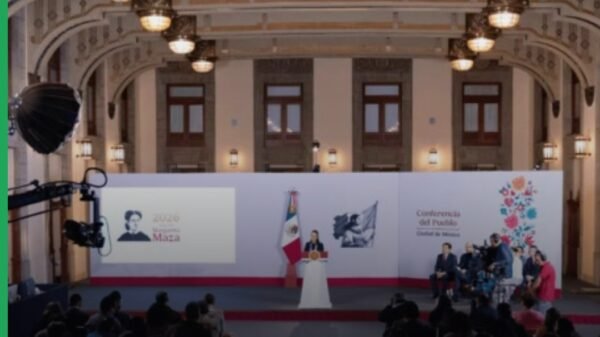 Fotografía simbólica de banderas de México y Estados Unidos junto a documento del T-MEC, representando que México negocia