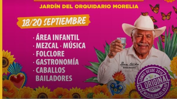 Evento Mezcalmanía Michoacán con platillos típicos de Michoacán y botellas de mezcal en exhibición