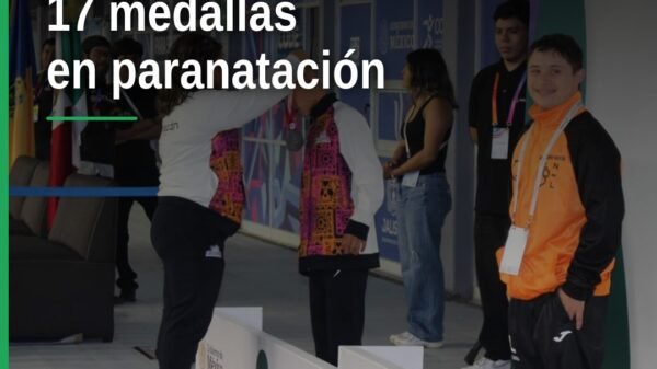 Atletas michoacanos celebrando medallas en paranatación paralimpiada nacional 2026 en el Centro Acuático Metropolitano de