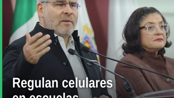 Gobernador Alfredo Ramírez Bedolla anunciando que Michoacán regula uso de celulares en escuelas durante evento en Morelia