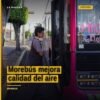 Autobuses híbridos del Morebús circulando en Morelia junto a árboles nativos recién plantados, simbolizando cómo morebús