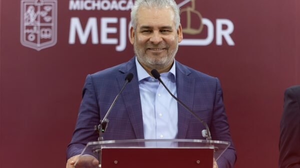 Morebús Morelia avance: trabajadores instalando tubería pluvial y concreto hidráulico en vía urbana de Morelia, Michoacán
