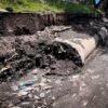 Obreros trabajando en excavaciones para la modernización de la red hidráulica del Morebús Morelia al poniente de Morelia