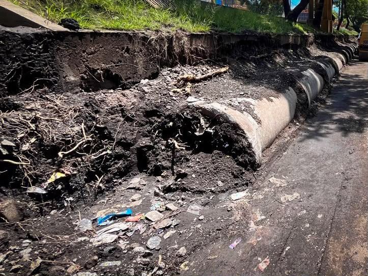 Obreros trabajando en excavaciones para la modernización de la red hidráulica del Morebús Morelia al poniente de Morelia