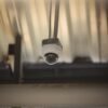 Instalación de cámaras de videovigilancia en una estación del Morebús seguridad colonias en Morelia, Michoacán