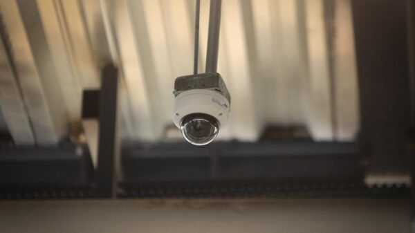Instalación de cámaras de videovigilancia en una estación del Morebús seguridad colonias en Morelia, Michoacán