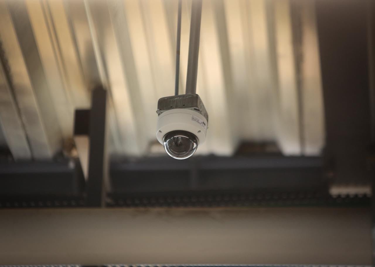 Instalación de cámaras de videovigilancia en una estación del Morebús seguridad colonias en Morelia, Michoacán
