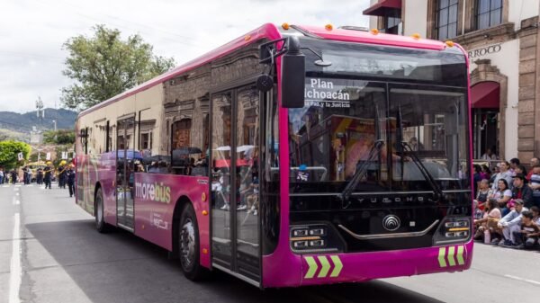 Morebús y una cabina del teleférico de Morelia en desfile cívico militar por el natalicio de Morelos en la avenida Francisco