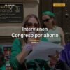 Mujeres colocan carteles con engrudo en la fachada del Congreso de Michoacán en Morelia, denunciando obstáculos al acceso al