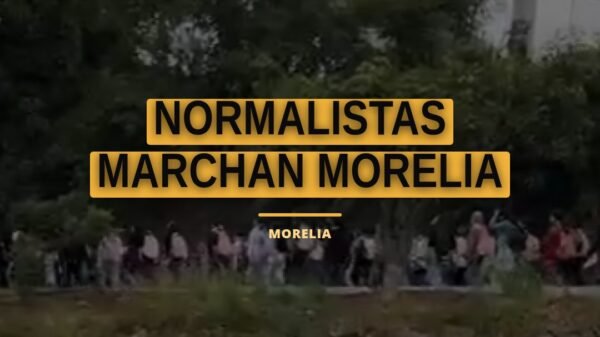 Grupo de jóvenes caminando sobre la calzada La Huerta en Morelia, Michoacán, durante la marcha de normalistas