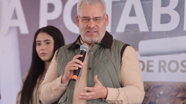 Gobernador Alfredo Ramírez Bedolla en evento de inicio de nueva línea de suministro en Ario de Rosales, Michoacán