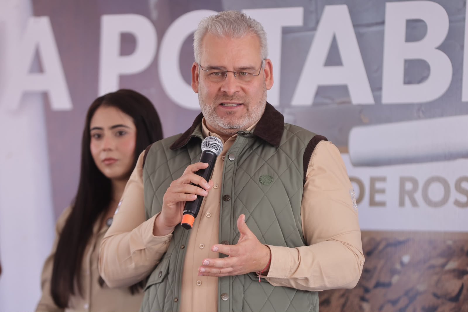 Gobernador Alfredo Ramírez Bedolla en evento de inicio de nueva línea de suministro en Ario de Rosales, Michoacán