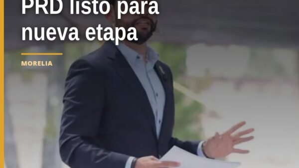 Octavio Ocampo Córdova hablando ante militantes y autoridades en Morelia durante su Segundo Informe Legislativo, proclamando