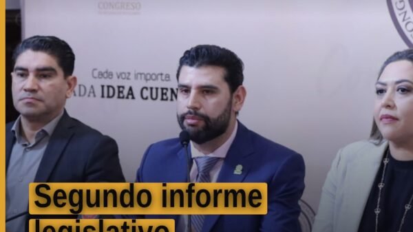 Octavio Ocampo Córdova hablando frente a micrófono en evento previo al segundo informe legislativo en Morelia, Michoacán