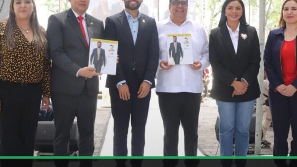 Octavio Ocampo rindiendo su segundo informe legislativo en la Plaza Morelos de Morelia, Michoacán, rodeado de autoridades y
