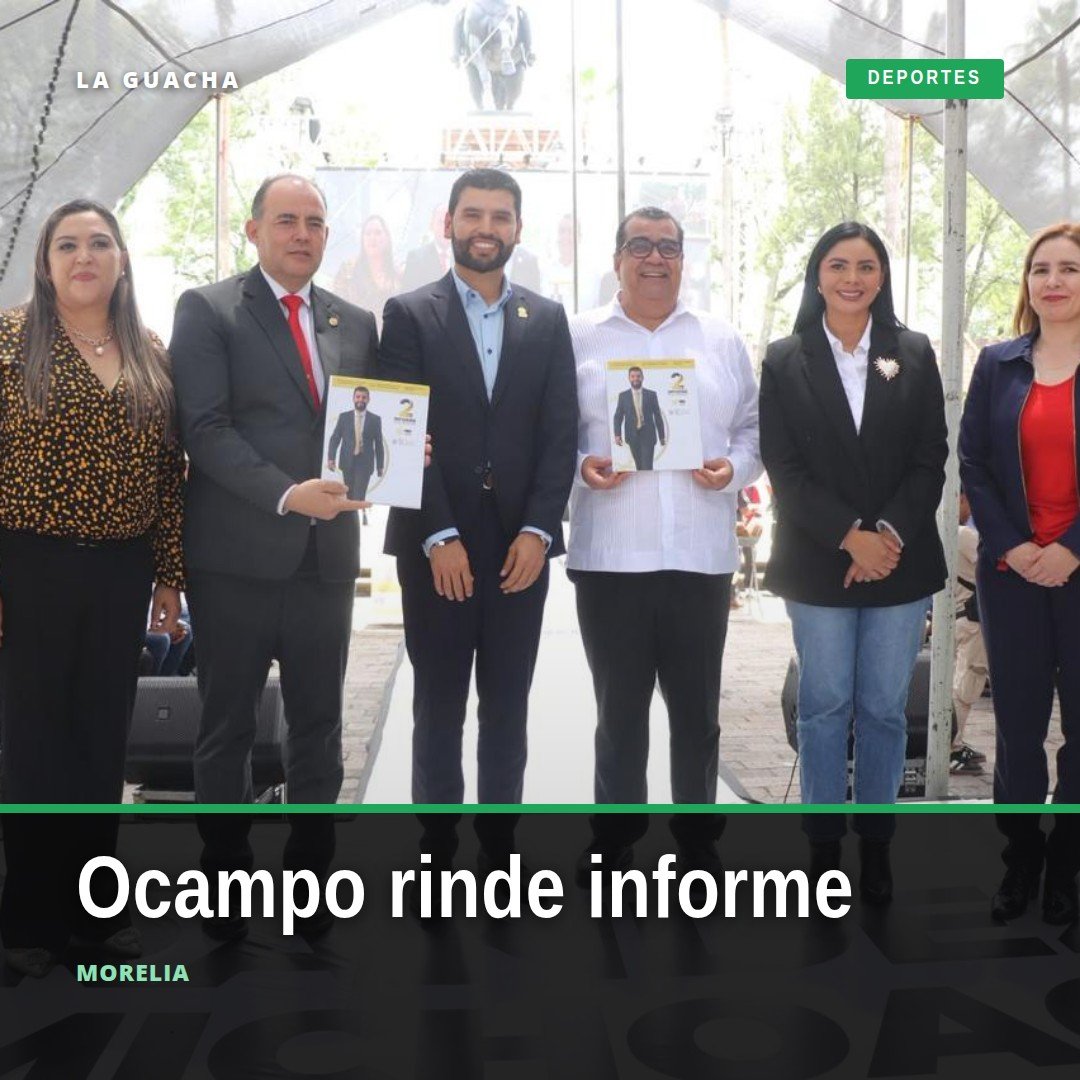 Octavio Ocampo rindiendo su segundo informe legislativo en la Plaza Morelos de Morelia, Michoacán, rodeado de autoridades y