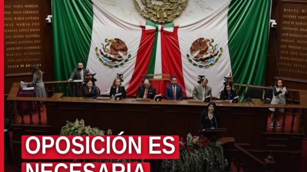 Diputada Vanessa Caratachea Sánchez hablando desde tribuna del Congreso de Michoacán en Morelia, el 16 de septiembre de