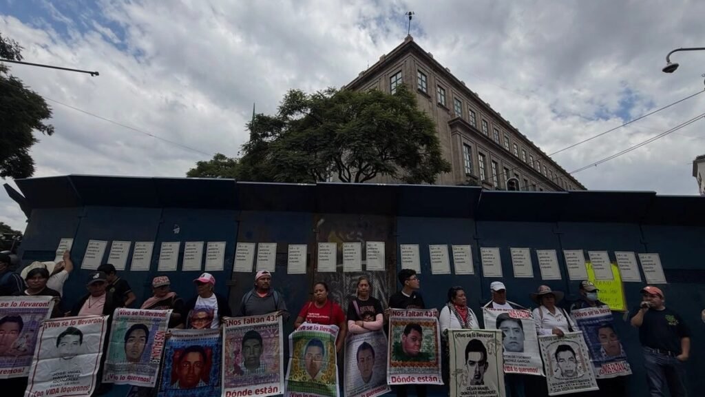 Padres de Ayotzinapa protestando frente a la Suprema Corte de Justicia de la Nación en Ciudad de México