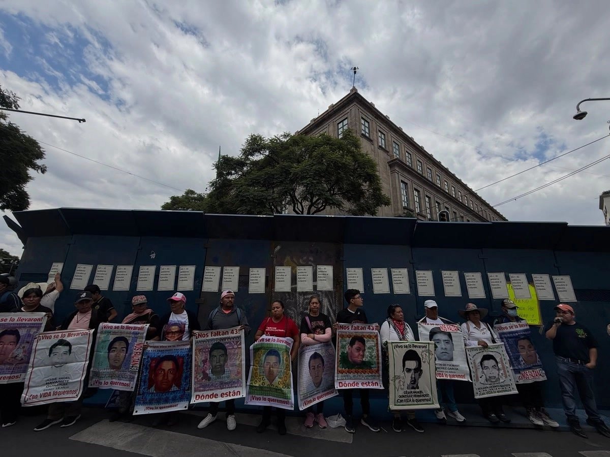 Padres de Ayotzinapa protestando frente a la Suprema Corte de Justicia de la Nación en Ciudad de México