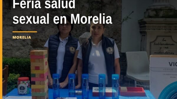 Personal de la Fiscalía Michoacán atiende a jóvenes en un módulo informativo sobre prevención violencia noviazgo durante