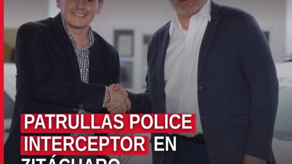 Tres patrullas Police Interceptor de última generación estacionadas frente a autoridades en Zitácuaro, Michoacán, durante su