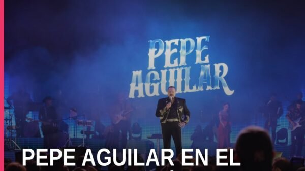 Pepe Aguilar actuando en vivo en el centro histórico, con bandera mexicana y trompeta, ambiente festivo y público