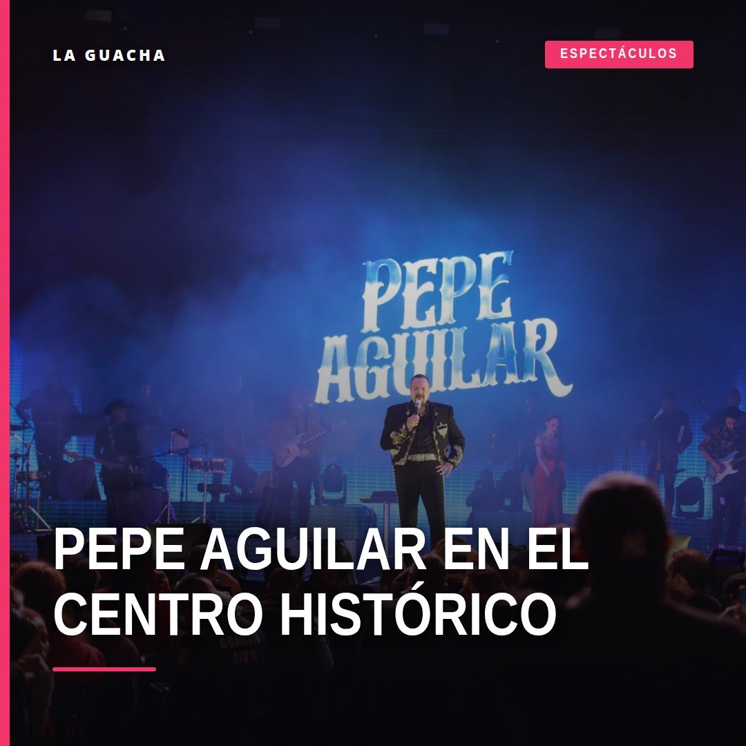 Pepe Aguilar actuando en vivo en el centro histórico, con bandera mexicana y trompeta, ambiente festivo y público