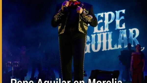 Pepe Aguilar morelia cantando en vivo en la avenida Madero de Morelia, Michoacán, rodeado de multitud y decoración patria