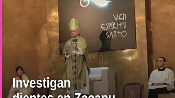 Obispo Ramón Castro Castro hablando en la Catedral de Cuernavaca, con fondo de altar, al referirse al hallazgo de mil 600