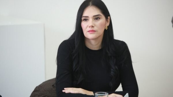 Fotografía de la diputada Diana Espinoza y consejeros del IEM reunidos en Morelia, Michoacán, abordando el presupuesto IEM