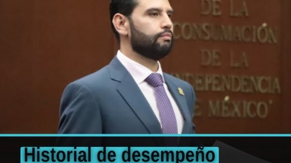 Diputado Octavio Ocampo hablando en tribuna del Congreso del Estado de Michoacán, proponiendo un historial de desempeño para