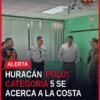 Mapa de Michoacán con zona costera resaltada y símbolo de huracán, acompañado de iconos de refugio y mochila de emergencia —
