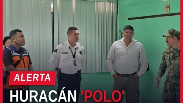 Mapa de Michoacán con zona costera resaltada y símbolo de huracán, acompañado de iconos de refugio y mochila de emergencia —