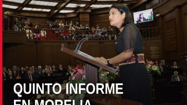 Diputada Erendira Isauro Hernández hablando desde la tribuna del Congreso de Michoacán durante el quinto informe de gobierno