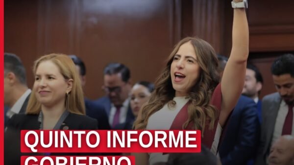 Escena protocolaria de entrega del quinto informe gobierno en el Congreso del Estado de Michoacán en Morelia, con presencia