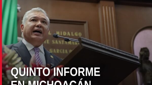 Diputado Juan Antonio Magaña de la Mora hablando en tribuna durante el Quinto informe de gobierno en el Congreso del Estado