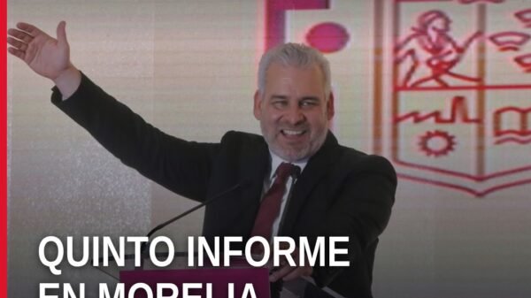 Quinto informe de gobierno: el gobernador Alfredo Ramírez Bedolla hablando frente a una audiencia en Morelia, con logo